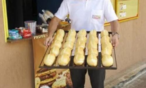 Padaria drive-thru vende até 450 pães por dia em Taguatinga, no DF